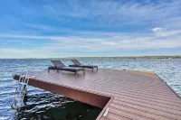 Enjoy swimming/boating in the lake, Fall Foliage, Wine trail, Skiing and Hiking