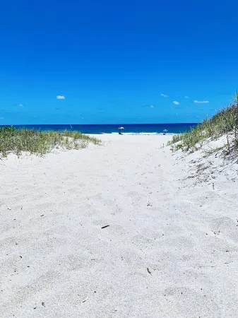 2-Bedroom Apartment Just A Short Walk To Deerfield Beach Pier Отели рядом с достопримечательностью «Парк Дирфилд Айленд»