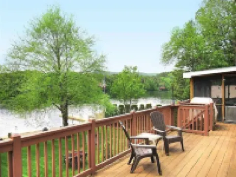 Beautiful 5 bedroom Waterfront House w/skiing/snowboarding/snow mobile path near