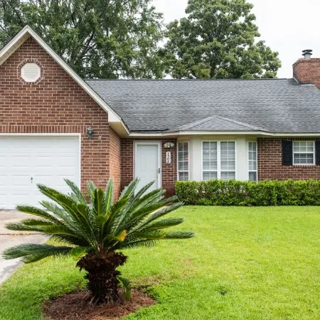 We Love Pets! 6ft Fenced in Backyard and Pet Amenities.