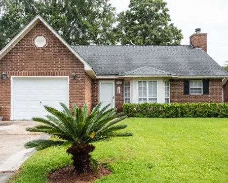 We Love Pets! 6ft Fenced in Backyard and Pet Amenities. Hotels in Berkeley County