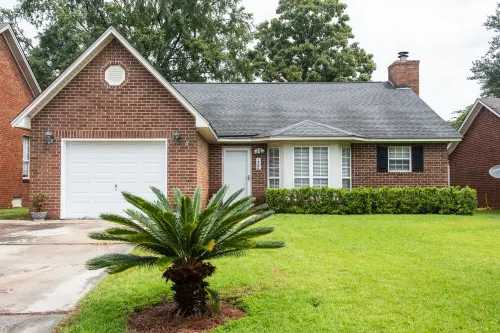 We Love Pets! 6ft Fenced in Backyard and Pet Amenities.