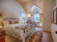 Great house two miles to the ski lift and closer yet to the golf course.