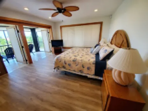 Extraordinary 4K Sq Ft 6 bd/4-bth, large pool/spa & NEW 140 ft concrete dock!!!