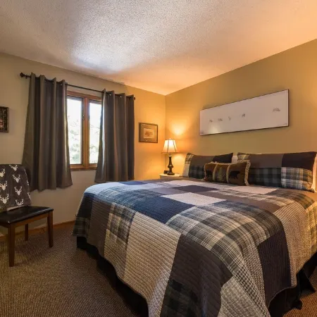 Beautifully Furnished, Clean, Cozy Cabin Next to Rocky! Walk to Rmnp & YMCA