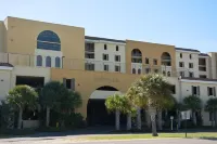 Excellent ! 5- Star Beachfront Condo.