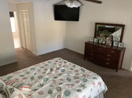 Waterfont Home, Heated Pool, Kayaks, and Ice Machine.