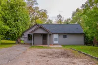 Updated Ann Arbor ranch w/private yard and lots of parking! - บังกะโล