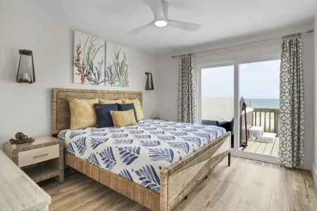 Oceanfront with Hot Tub & Elevator. Views from Every Room!