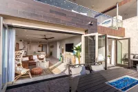 Stylish Ocean front Condo- Beautiful ocean and sunset views