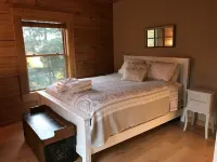 Mountain Ski House w/hot tub, wrap around deck, panoramic views! Hotels in Madison