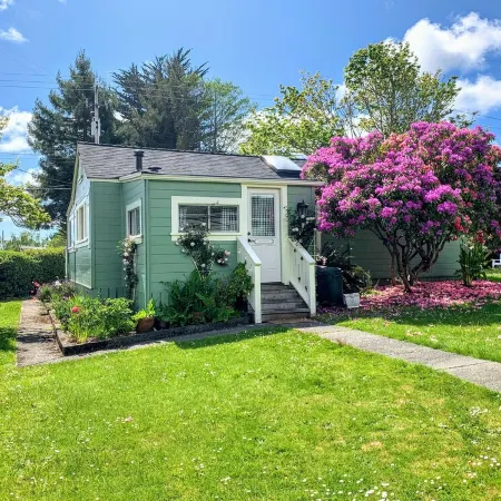 Sunny Cottage, Close to Town & Family Friendly