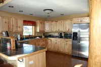 Escape into the countryside. Spacious log home.