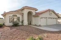 Lakefront Home complete with Mountain Views, Pool, Putting Green & Paddle Boat! Desert Glen Shopping Center附近的飯店