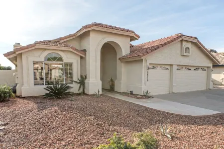 Lakefront Home complete with Mountain Views, Pool, Putting Green & Paddle Boat! Отели рядом с достопримечательностью «The Legend at Arrowhead»