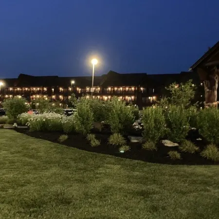 Stylish 3 Bed Mtn Retreat with Hot Tub, King Size Bed & Resort Style Amenities.