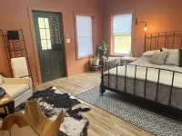 Creek side cabin near State Parks and ski resorts