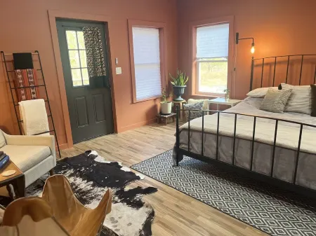 Creek side cabin near State Parks and ski resorts