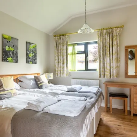 Honeysuckle lodge - sleeps 4/5 with wood burner and private hot tub