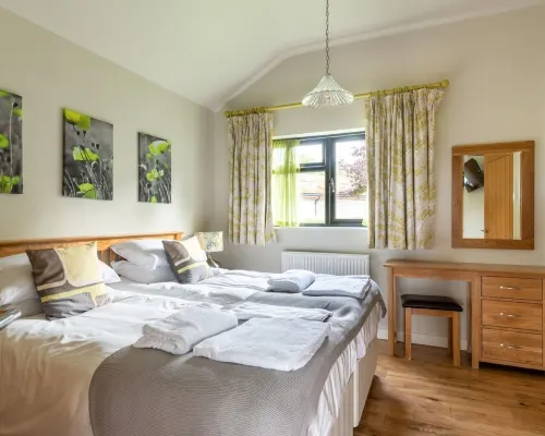 Honeysuckle lodge - sleeps 4/5 with wood burner and private hot tub Hotels in Cheddar