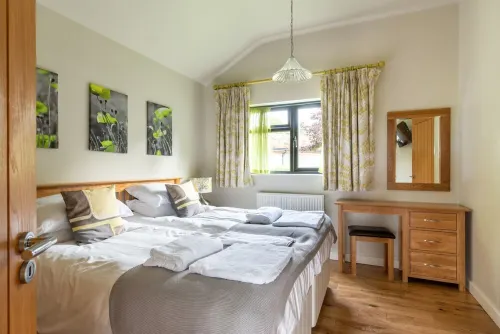 Honeysuckle lodge - sleeps 4/5 with wood burner and private hot tub