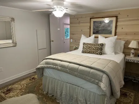 Perfect Getaway On The River Yet Minutes Drive To Magnolia And Waco Attractions