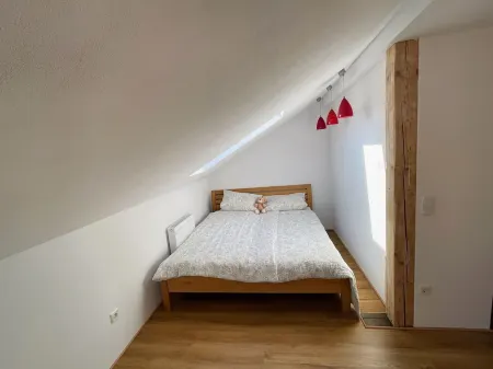 Cozy vacation apartment "Schwalbennest" under the roof with garden access