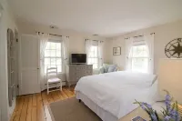 The Farmhouse Downtown Mystic~Walk to Seaport, Shops and Restaurants