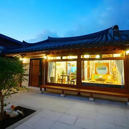 Geuligobom Dokchae Pension Отели рядом с достопримечательностью «Jeondong Catholic Church»