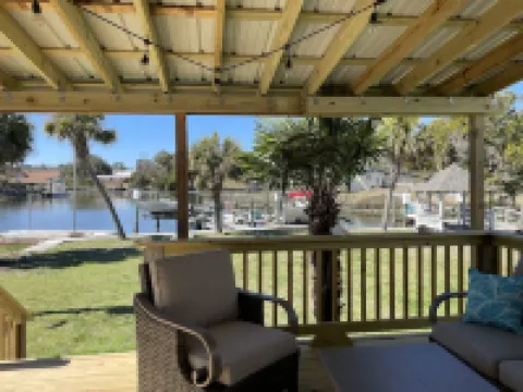 The WATERFRONT Boathouse Cabin! Hotels in Stump Sound