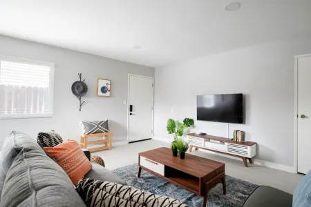 5 Mins to DT Alhambra - Homey 2BR Apt W King Bed Отели рядом с достопримечательностью «Keck School of Medicine of USC Physician Assistant Program»