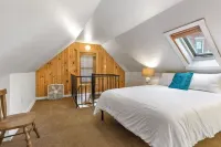Chic 3 BR Retreat- Prime Old Port Spot with parking- Park and walk the town