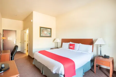 OYO Townhouse Clute Lake Jackson