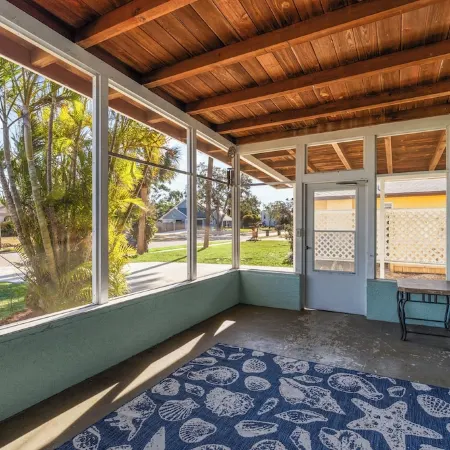 Pet Friendly. Minutes to Beaches. Charming 2-bedroom house in adorable Sarasota.