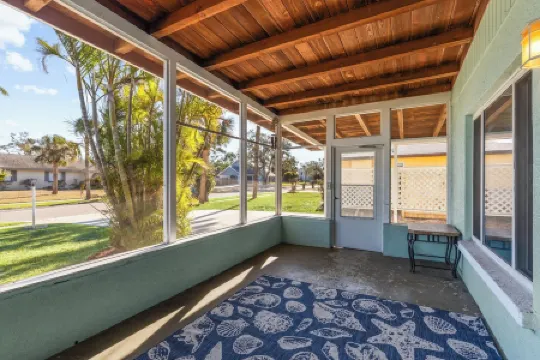 Pet Friendly. Minutes to Beaches. Charming 2-bedroom house in adorable Sarasota.