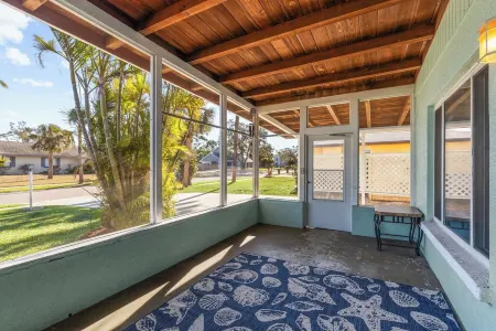 Pet Friendly. Minutes to Beaches. Charming 2-bedroom house in adorable Sarasota.