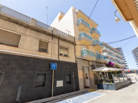 Masnou Отели в г. Ла-Амполья