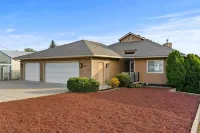 Spacious 5bedroom house with beautiful views of Spokane River & centennial trail