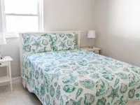 NEW! The Seafoam Bungalow - close to beaches! 라르고 호텔