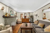 Charming 2-bedroom bungalow with WiFi, AC in Hazel Park