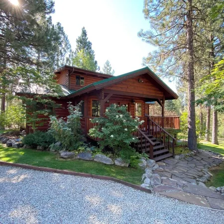 Westside 4-bdrm cabin between Hamilton & Victor with WiFi, AC. Enjoy your stay