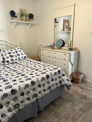 Great location! No need to drive. Close to beach, boards and Convention Center! Hotel a 