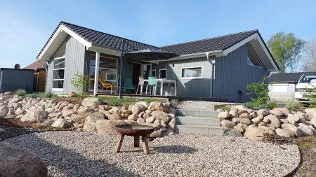 Behagliches Holzhaus mit Sauna im Skandi-stil am Großen Zechliner See Отели в г. Восточный Пригниц-Руппин