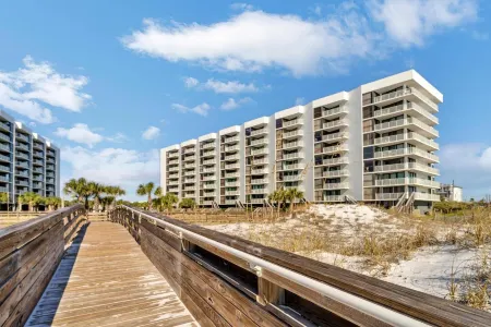 Mainsail 131 - Beachfront 2Br with Free Seasonal Beach Service