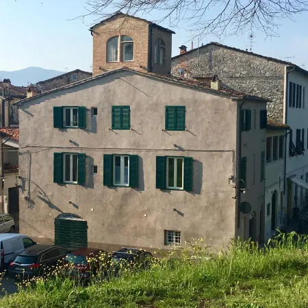 Inside the Wall Отели рядом с достопримечательностью «Базилика Сан-Микеле-ин-Форо»