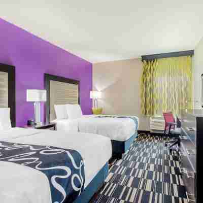 La Quinta Inn & Suites by Wyndham McAllen Convention Center Rooms
