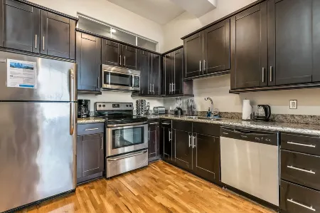 Stunning Apartments - Near FQ and Bourbon Отели рядом с достопримечательностью «Центр Морального Конвенции Эрнеста Н»