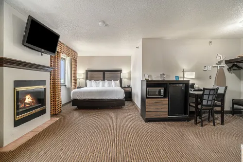 Days Inn & Suites by Wyndham Traverse City Hotels in Grand Traverse County