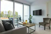 Phaedrus Living: Seaside Executive Flat Harbour 205