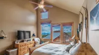Forest Lane Hideaway - Luxurious Family Friendly Home w Private Hot Tub